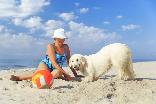Yaşlı kadın ile onun golder geri almak bir denizde