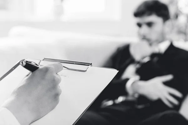 Psychiater untersucht einen männlichen Patienten — Stockfoto