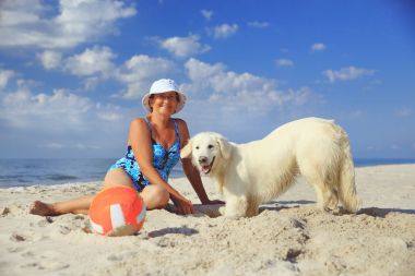 Yaşlı kadın ile onun golder geri almak bir denizde