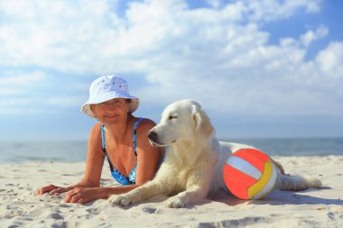 Yaşlı kadın ile onun golder geri almak bir denizde