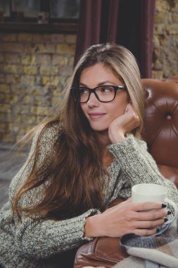 sıcak bir içecek bir kadınla. Rüya ve rahatla