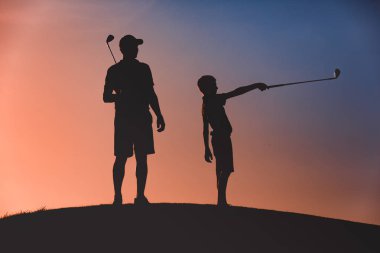 adam ile onun oğlu golfçüler siluet