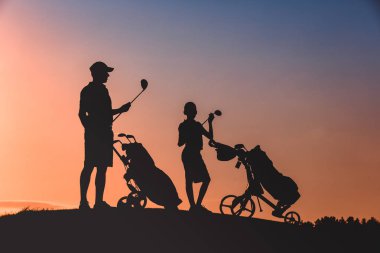 adam ile onun oğlu golfçüler siluet