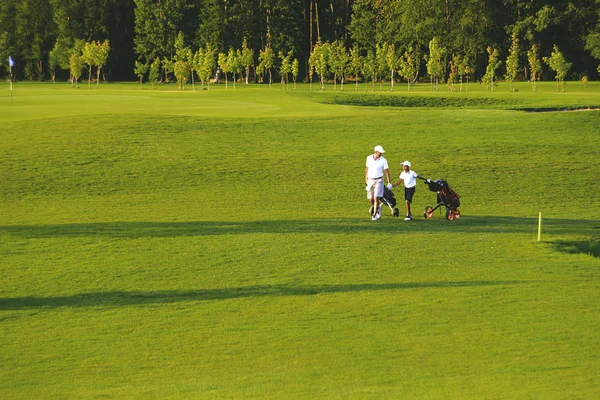 Mann mit Sohn beim Golfen auf Golfplatz — Stockfoto