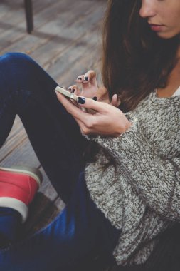 akıllı telefon kullanan kadın. Süre soğuk hava içinde dinlenmek