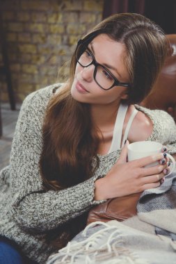 sıcak bir içecek bir kadınla. Rüya ve rahatla