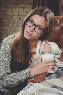 sıcak bir içecek bir kadınla. Rüya ve rahatla