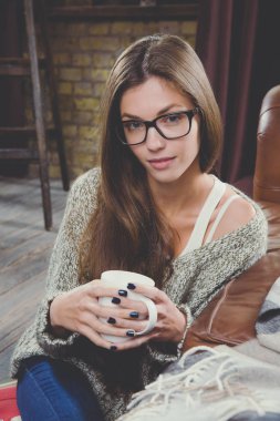 sıcak bir içecek bir kadınla. Rüya ve rahatla