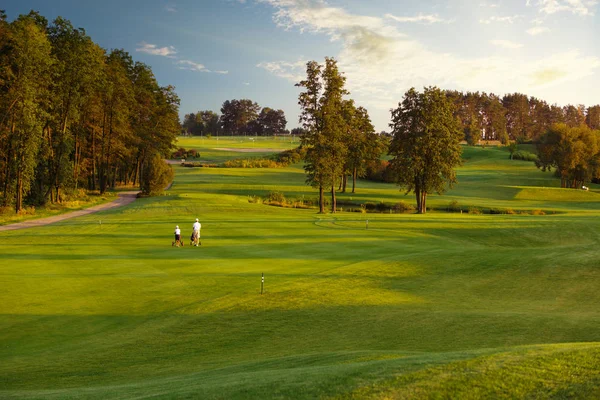 Onun oğlu Golf golf sahası üzerinde yürüyen adam — Stok fotoğraf