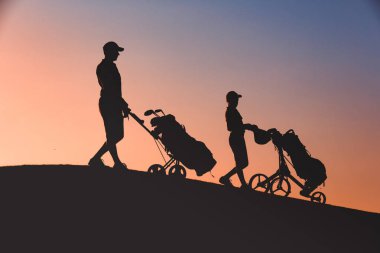adam ile onun oğlu golfçüler siluet