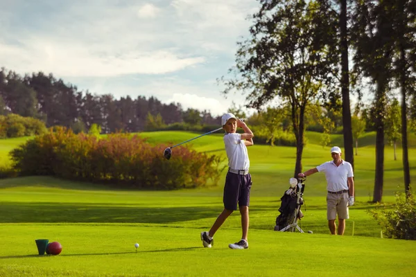 Boy práctica de golf — Foto de Stock