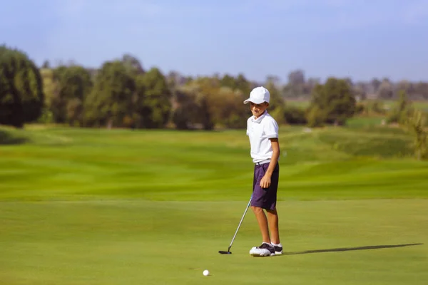 Menino jogando golfe — Fotografia de Stock