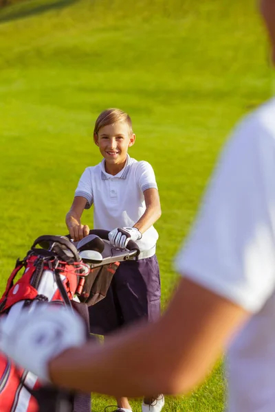 Ragazzo pratica golf — Foto Stock