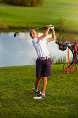 Golf oynayan çocuk