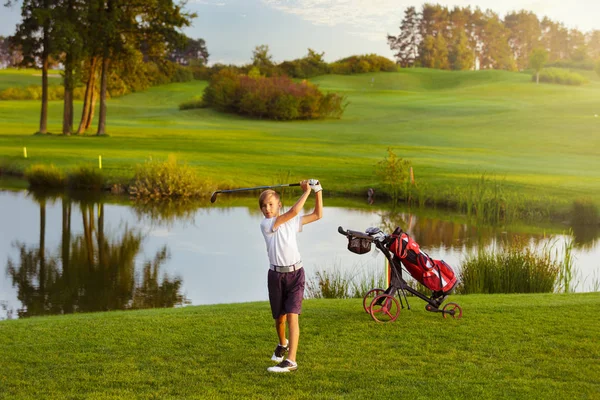 Niño jugando al golf — Foto de Stock