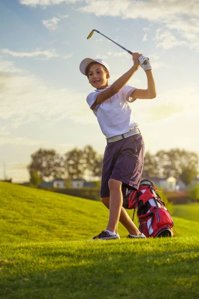 Menino jogando golfe — Fotografia de Stock