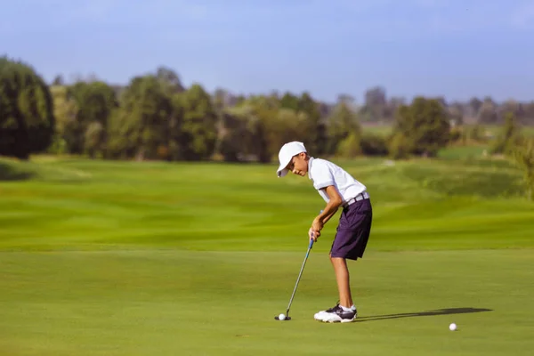 Junge beim Golfspielen — Stockfoto