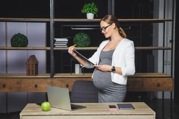 Embarazada empresaria. Embarazada madura mujer de negocios trabajando en la oficina — Foto de Stock