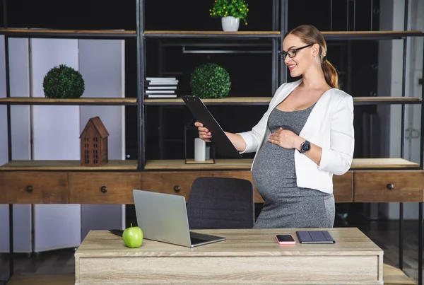 Embarazada empresaria. Embarazada madura mujer de negocios trabajando en la oficina — Foto de Stock