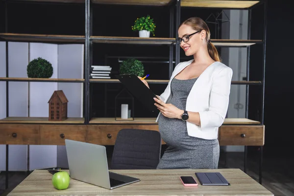 Embarazada empresaria. Embarazada madura mujer de negocios trabajando en la oficina — Foto de Stock