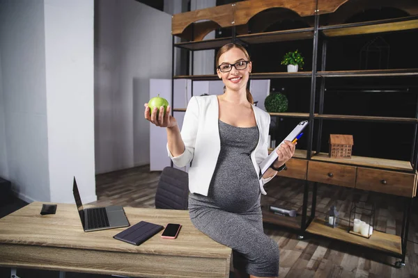 Embarazada madura mujer de negocios trabajando en la oficina — Foto de Stock