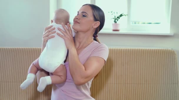 Mamma håller barn på händerna. — Stockvideo
