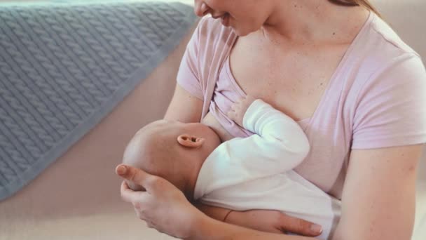 Mãe alimentando bebê em casa. Amamentação mãe com criança pequena — Vídeo de Stock