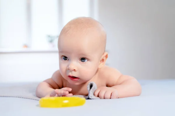 Ritratto luminoso di adorabile bambino — Foto Stock