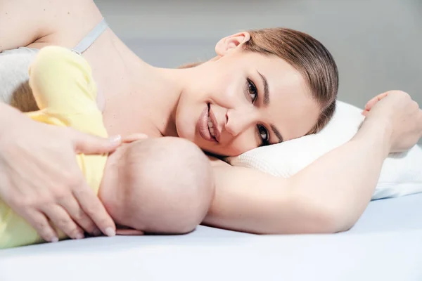 Madre amamantando al bebé en casa —  Fotos de Stock