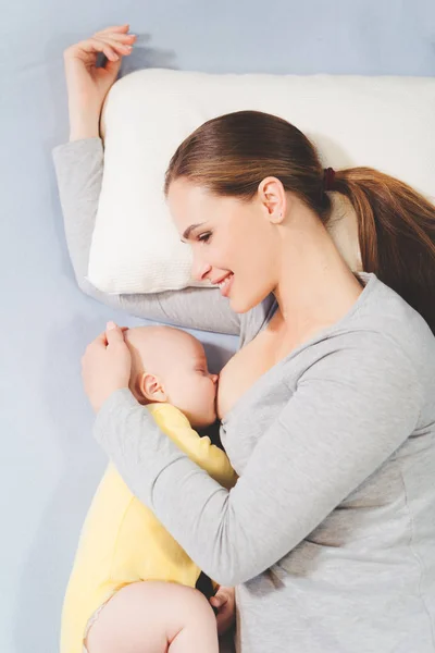 Madre amamantando al bebé en casa — Foto de Stock
