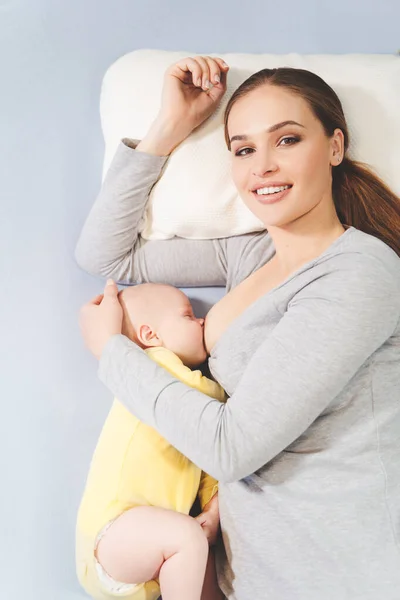 Madre amamantando al bebé en casa — Foto de Stock