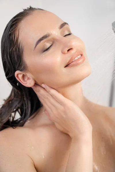 Brunette female model in shower. — Stock Photo, Image