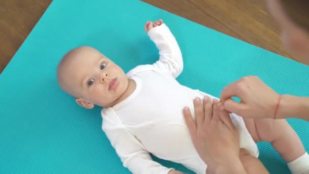 Baby jongen krijgt een massage van moeder — Stockvideo