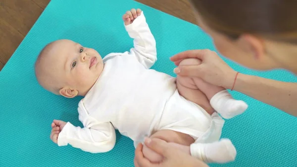 Bambino ragazzo ottenere un massaggio da madre — Foto Stock