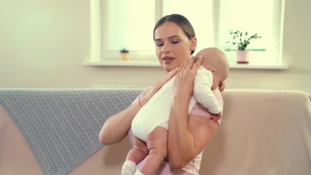 La giovane madre tiene in braccio e calma il suo bambino. Rocking sulle mani . — Video Stock