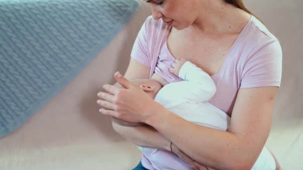 Mãe alimentando bebê em casa. Amamentação mãe com criança pequena — Vídeo de Stock