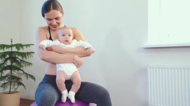 Mamma tränar med barnet hemma. — Stockvideo