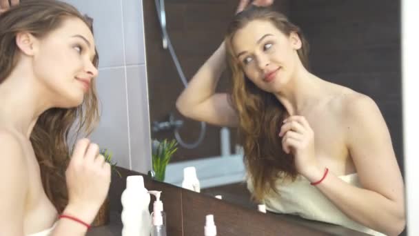 微笑着自信的女士在浴室里做发型 — 图库视频影像