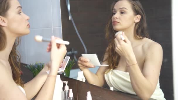 Güzel kadın banyoda ayna önünde makyaj — Stok video