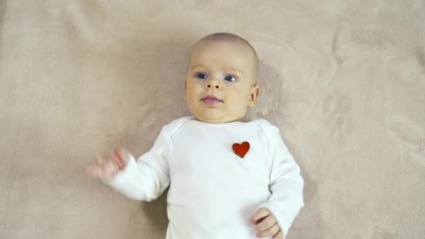 Портрет милого новорожденного мальчика — стоковое видео