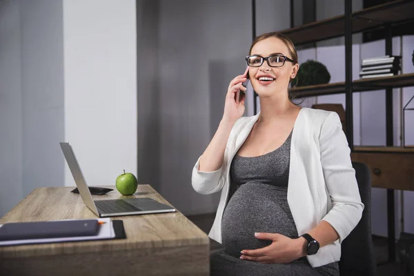 Embarazada mujer de negocios trabajando en la oficina maternidad sentado llamada telefónica — Foto de Stock