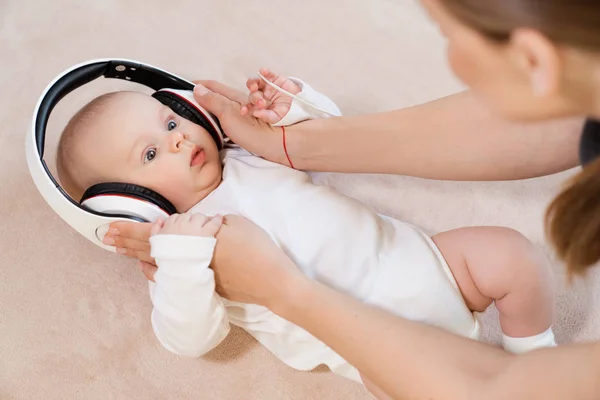 Divertido bebé pequeño niño en auriculares — Foto de Stock