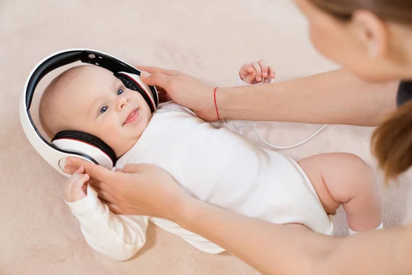 Divertido bebé pequeño niño en auriculares — Foto de Stock
