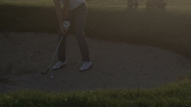 Homme heureux avec son fils golfeurs marchant sur le parcours de golf parfait le jour d'été — Video