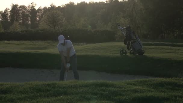 Homme heureux avec son fils golfeurs marchant sur le parcours de golf parfait le jour d'été — Video