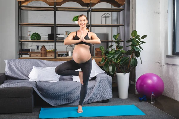 Entrenamiento de mujeres embarazadas. Concepto de embarazo saludable. rodaje en un estudio fotográfico — Foto de Stock