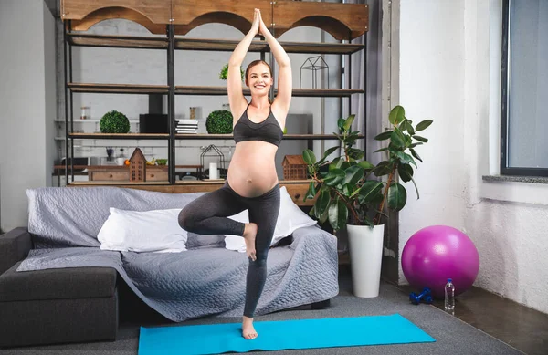 Terhes nő tréning. Egészséges Terhesség koncepció. fényképezés egy fotóstúdióban Stock Kép