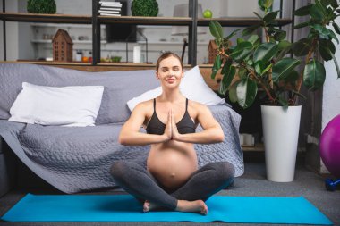 Bebek bekliyorduk. Lotus pozisyonunda oturan hamile bir kadın.