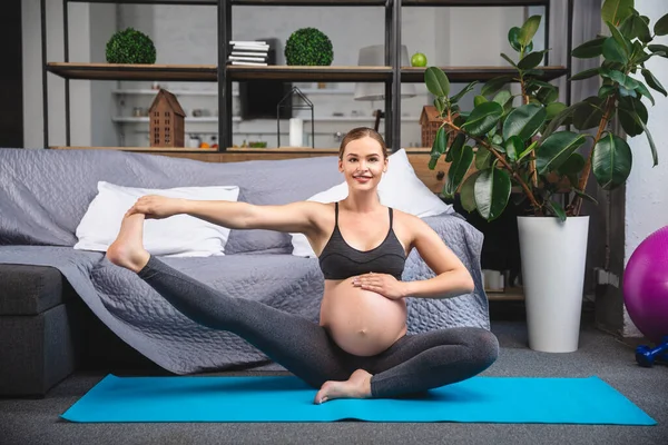 Yoga en el Embarazo, Concepto Fitness . — Foto de Stock