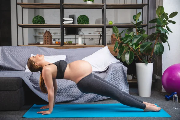 Graviditet Yoga. hälsosam sport graviditet koncept. fotografering i en fotostudio Royaltyfria Stockbilder